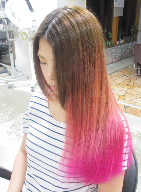 ロング ピンクグラデーションカラー Tomoの髪型 ヘアスタイル ヘアカタログ 22春夏