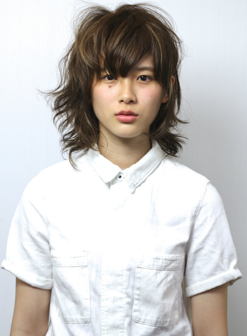 ミディアム 無造作なヌケ感のあるウルフスタイル Gokan Omotesando の髪型 ヘアスタイル ヘアカタログ 23冬