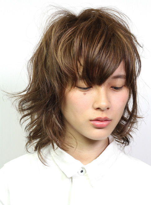 ミディアム 無造作なヌケ感のあるウルフスタイル Gokan Omotesando の髪型 ヘアスタイル ヘアカタログ 21春夏
