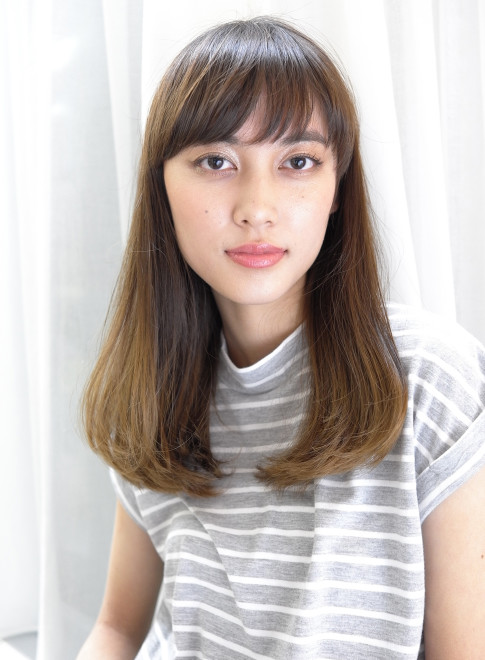 ロング 縮毛矯正で柔らかい艶のあるストレートヘア Vieの髪型 ヘアスタイル ヘアカタログ 21春夏