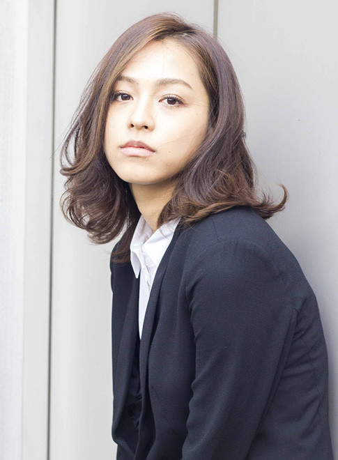 ミディアム 働く女性にオススメオフィスパーマスタイル Afloat Japanの髪型 ヘアスタイル ヘアカタログ 21春夏