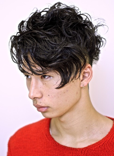 メンズ モードで無造作な２ブロックパーマ Gokan Omotesando の髪型 ヘアスタイル ヘアカタログ 22秋冬