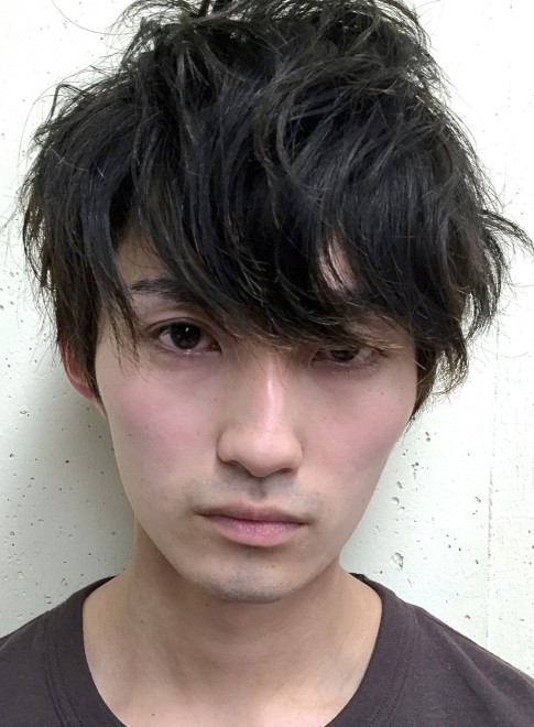 メンズ ゆるく無造作なメンズパーマ Gokan Omotesando の髪型 ヘア
