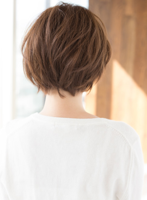 ショートヘア アンニュイなニュアンスカールショートボブ Afloat Japanの髪型 ヘアスタイル ヘアカタログ 秋冬