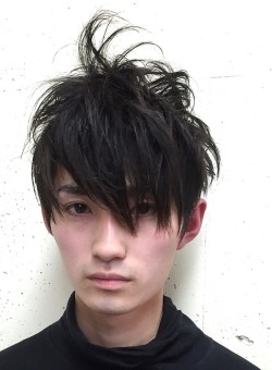 メンズ 無造作でアニメのような動きのメンズパーマ Gokan Omotesando の髪型 ヘアスタイル ヘアカタログ 22夏 秋