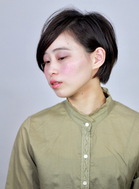 ショートヘア 個性的な前下がりがいい感じのショートボブ Gokan Omotesando の髪型 ヘアスタイル ヘアカタログ 21春夏