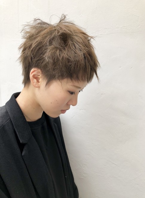 ベリーショート Wカラーでつくる個性的なショートヘア Gokan Omotesando の髪型 ヘアスタイル ヘアカタログ 2020春夏