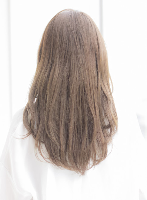 ロング 大人可愛いアッシュグレージュワンカール Laf From Gardenの髪型 ヘアスタイル ヘアカタログ 21春夏
