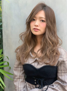 イメージ 女性 ギャル 髪の量 多い 前髪 スタイル センター分けの 秋冬 今人気no 1の髪型 ヘアスタイルは ヘアカタログbeauty Navi