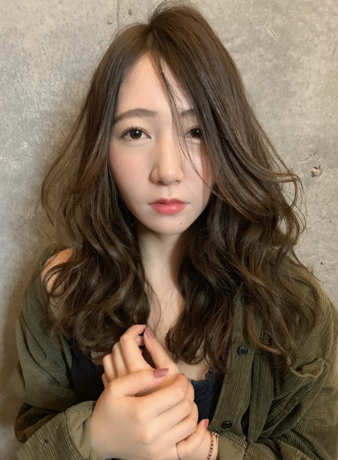ロング 流し前髪とデジタルパーマ Coo Et Fuuの髪型 ヘアスタイル ヘアカタログ 21春夏