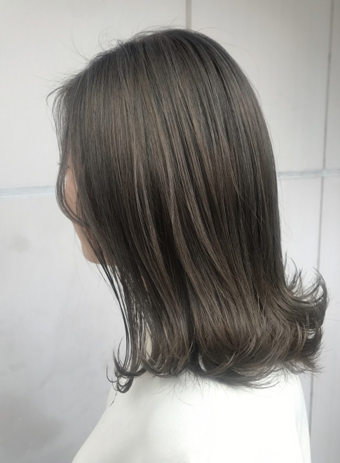 ミディアム ハイライト シルバーグレージュ Eme Hair Brandsの髪型