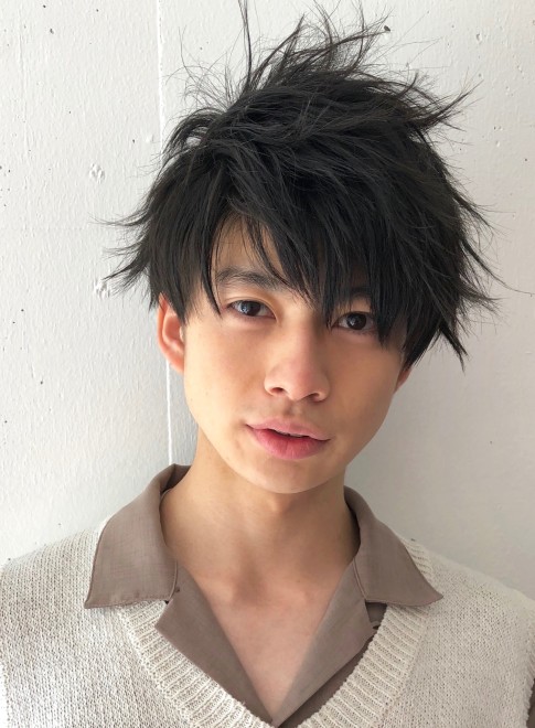 メンズ ランダムで個性的な毛束感のメンズパーマ Gokan Omotesando の髪型 ヘアスタイル ヘアカタログ 21夏 秋