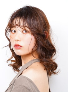 ミディアム レイヤー 巻き髪 画像あり の髪型 ヘアスタイル ヘアカタログ情報 21春夏