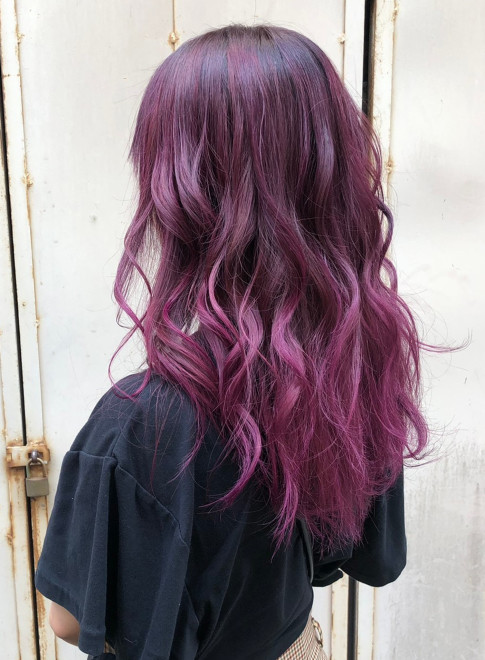 ロング ベリー系ピンクカラー Soin By Poshの髪型 ヘアスタイル