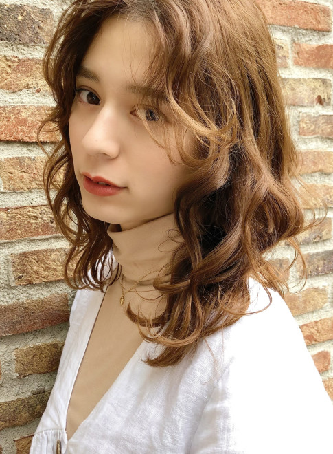ミディアム 甘めウェーブのセンターパートミディ Coo Et Fuuの髪型 ヘアスタイル ヘアカタログ 21春夏