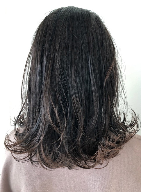 ミディアム 大人グラデーションメッシュカラースタイル Beautrium 七里ヶ浜の髪型 ヘアスタイル ヘアカタログ 2022冬