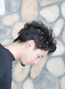 カーリーヘア 男性 画像あり の髪型 ヘアスタイル ヘアカタログ情報 21春夏