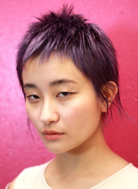 紫髮のダブルカラークールベリーショート（ビューティーナビ）