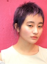 紫髮のダブルカラークールベリーショート（髪型ベリーショート）