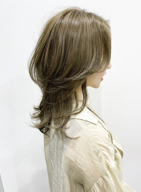 ミディアム 毛流れがキレイ ボリュームウルフレイヤー Afloat Japanの髪型 ヘアスタイル ヘアカタログ 21冬 春