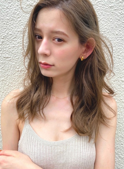 セミロング ミルクティーグレージュ デジタルパーマ Chobii 表参道の髪型 ヘアスタイル ヘアカタログ 21春夏