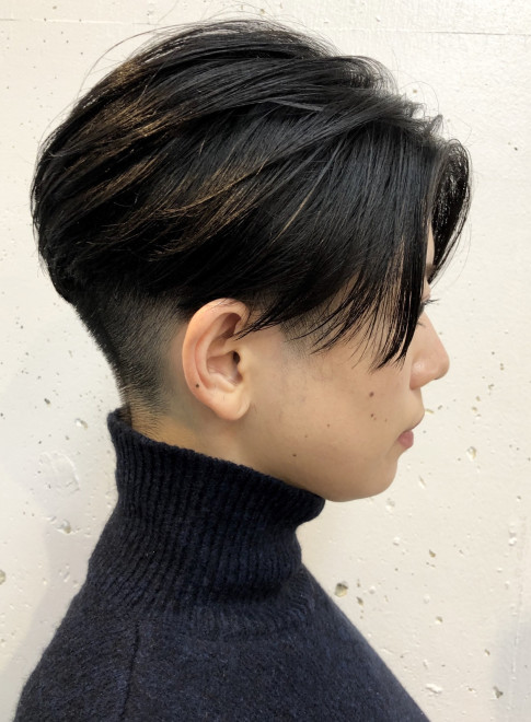 ベリーショート 大人個性的でかっこいい前下がりショート Gokan Omotesando の髪型 ヘアスタイル ヘアカタログ 22冬