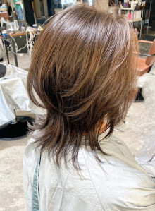 ミディアム 30代40代 ひし形くびれウルフレイヤー Afloat Japanの髪型 ヘアスタイル ヘアカタログ 21夏 秋