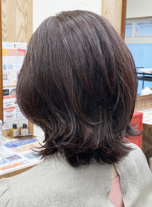 パーマ ミディアム 前下がり 画像あり の髪型 ヘアスタイル ヘアカタログ情報 21春夏