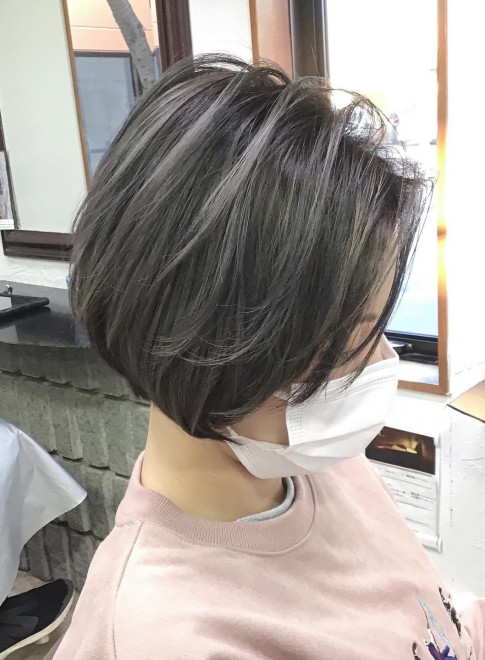 ショートヘア ハイライトカラー Tomoの髪型 ヘアスタイル ヘアカタログ 22春夏